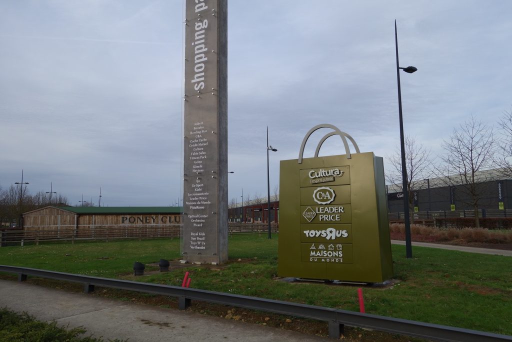 Création de sacs "géants" en pourtour du Retail Park Amener de la visibilité de l'offre en extérieur et intérieur du centre commercial "Shopping Parc" permettant de communiquer sur les marques et de créer une "image" pour le site.. A l'intérieur, réaménagement des enseignes permettant une meilleure lisibilité. afin d'amener de la "visibilité"aux marques. Design de l'ensemble des objets, suivi des fabrications et de la pose. Esquisse, APS, APD,DCE. Projet pour l'agence Yellow and co #lecante_design #lecante_wayfinding #wayfinding_westfield #westfield_signage @shoppingparc #shopping_parc