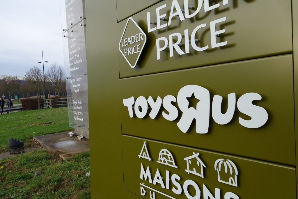 Création de sacs "géants" en pourtour du Retail Park Amener de la visibilité de l'offre en extérieur et intérieur du centre commercial "Shopping Parc" permettant de communiquer sur les marques et de créer une "image" pour le site.. A l'intérieur, réaménagement des enseignes permettant une meilleure lisibilité. afin d'amener de la "visibilité"aux marques. Design de l'ensemble des objets, suivi des fabrications et de la pose. Esquisse, APS, APD,DCE. Projet pour l'agence Yellow and co #lecante_design #lecante_wayfinding #wayfinding_westfield #westfield_signage @shoppingparc #shopping_parc #metal