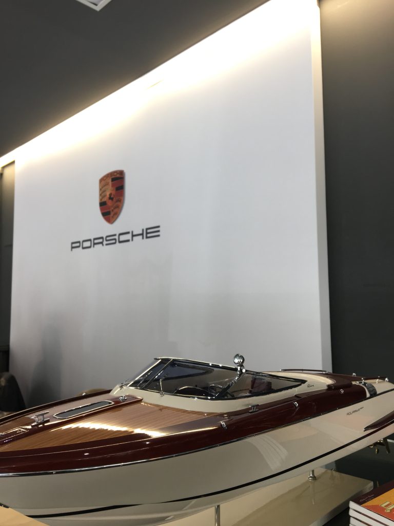 Scénographie à Paris pour Porsche et le magazine IDEAT. Conception réalisée avec et pour Laurent Blanc. Réalisation d’un store éphémère afin de présenter la Porsche Panamera 4 à la presse ainsi qu’aux clients VIP. Suivi des travaux et réalisation des éléments graphiques. #porsche @porsche @lecante Surface : 200m2