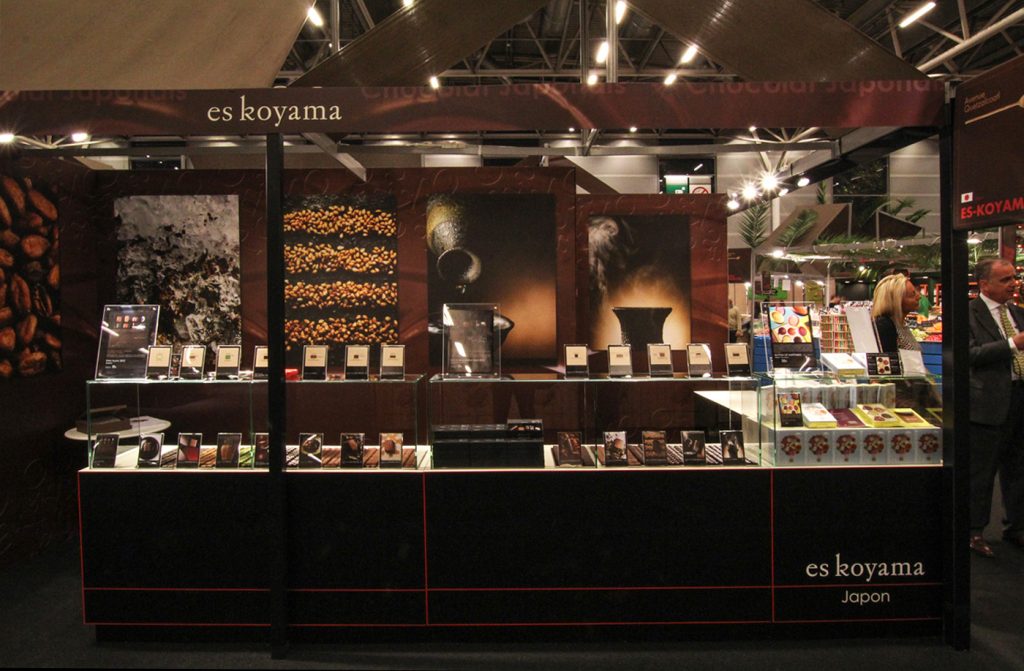 Conception du stand Es Koyama au salon du chocolat. Design des mobiliers et agencement de l’espace. Réalisation des plans, suivi des fabrications et suivi du montage et démontage sur site. Graphisme : Es Koyama