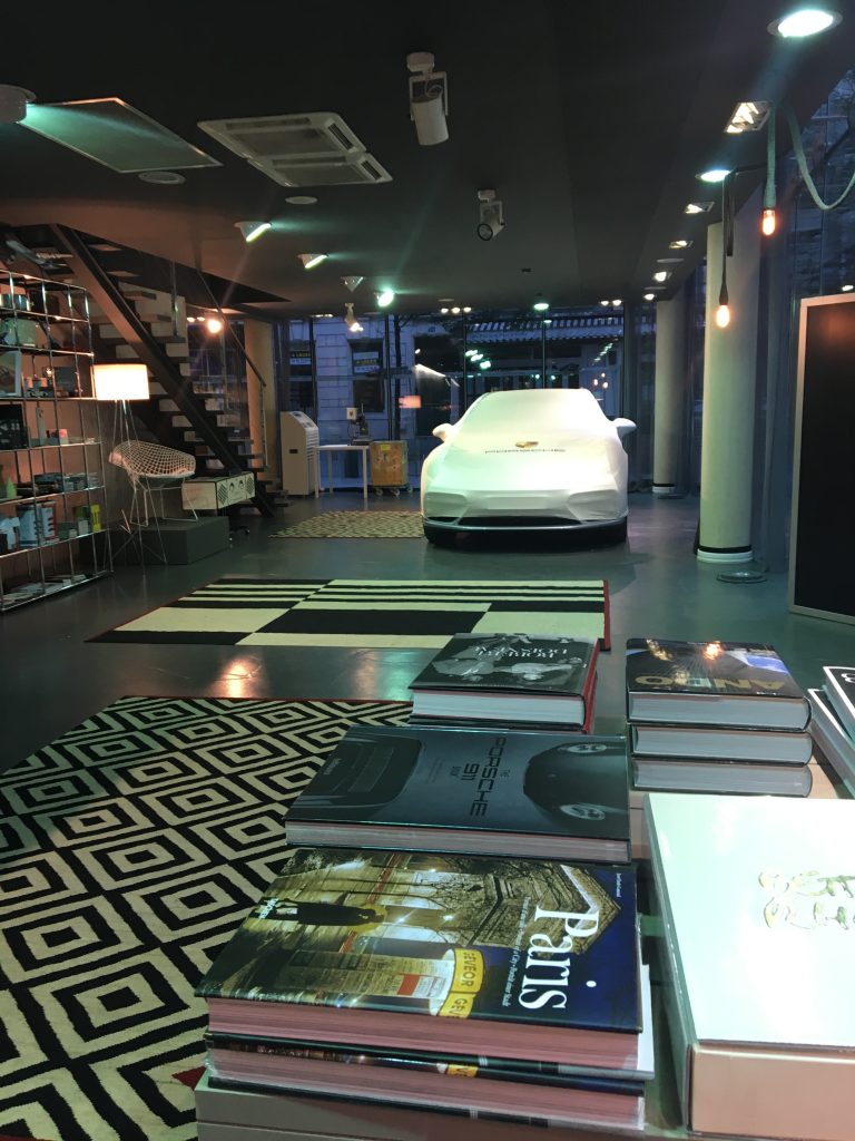 Scénographie à Paris pour Porsche et le magazine IDEAT.
Conception réalisée avec et pour Laurent Blanc.
Réalisation d’un store éphémère afin de présenter
la Porsche Panamera 4 à la presse ainsi qu’aux clients VIP.
Suivi des travaux et réalisation des éléments graphiques.
#porsche @porsche @lecante #ideat @ideat magazine ideat et goodlife