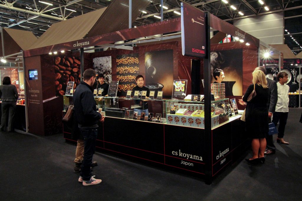 Conception du stand Es Koyama au salon du chocolat. Design des mobiliers et agencement de l’espace. Réalisation des plans, suivi des fabrications et suivi du montage et démontage sur site. Graphisme : Es Koyama