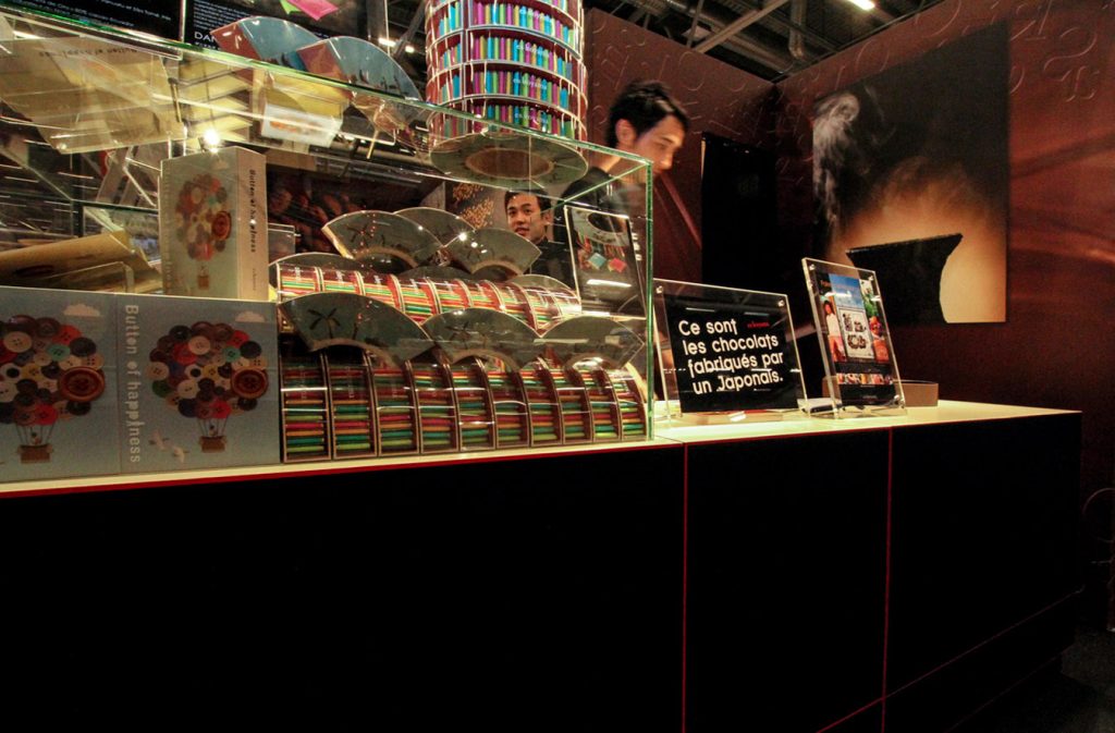 Conception du stand Es Koyama au salon du chocolat. Design des mobiliers et agencement de l’espace. Réalisation des plans, suivi des fabrications et suivi du montage et démontage sur site. Graphisme : Es Koyama