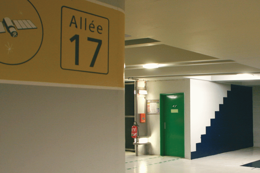 Préconisations et propositions signalétiques concernant l’ensemble des parkings de CDG (P AB, CD EF...) à Roissy Charles De Gaulle Conception de la signalétique des parkings Aéroports de Paris. Programmation, aps, apd et dce. Implantation des supports, couleurs et codes graphiques, pictogrammes et dessin des supports. Traitement de la signalétique de localisation, des entrées de parkings, directionnels et marquage des sas. Graphisme en Collaboration avec Frédéric Weill et Kaunpunki #adp #lecante @aéroportsdeparis #aéroportsdeparis #signage #wayfinding
