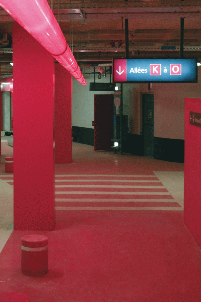 Préconisations et propositions signalétiques concernant l’ensemble des parkings de CDG (P AB, CD EF...) à Roissy Charles De Gaulle Conception de la signalétique des parkings Aéroports de Paris. Programmation, aps, apd et dce. Implantation des supports, couleurs et codes graphiques, pictogrammes et dessin des supports. Traitement de la signalétique de localisation, des entrées de parkings, directionnels et marquage des sas. Graphisme en Collaboration avec Frédéric Weill et Kaunpunki #adp #lecante @aéroportsdeparis #aéroportsdeparis #signage #wayfinding