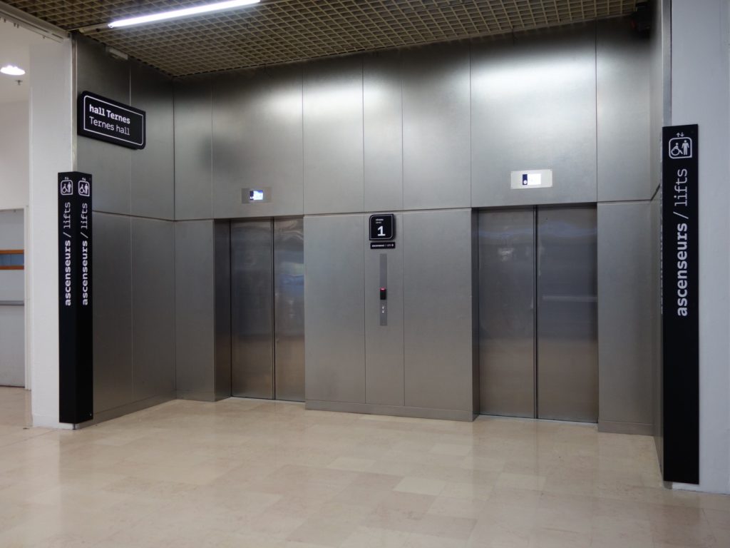 Nouvelle signalétique des sites VIPARIS comprenant intérieurs et extérieurs bâtiments. Programmation, APS, APD et cahier de développement de design des objets et graphismes suite à la charte remise par l'agence Minsk. Mise au point de nouveaux systèmes signalétiques pour certains sites. Création graphique des plans d'orientation. Projet réalisé par Claude Lecante, designer et signaléticien. #wayfind #signage #wayfinding @wayfinding @signage #claudelecante @viparis #viparis #palaisdescongrès