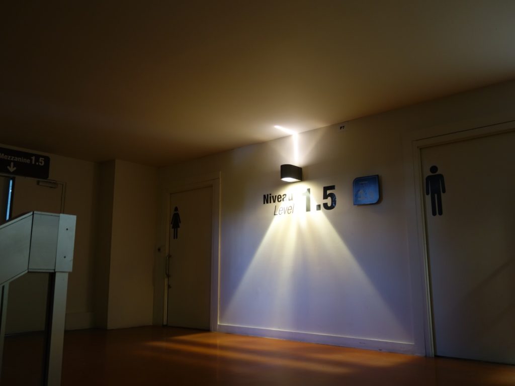 Nouvelle signalétique des sites VIPARIS comprenant intérieurs et extérieurs bâtiments. Programmation, APS, APD et cahier de développement de design des objets et graphismes suite à la charte remise par l'agence Minsk. Mise au point de nouveaux systèmes signalétiques pour certains sites. Création graphique des plans d'orientation. Projet réalisé par Claude Lecante, designer et signaléticien. #wayfind #signage #wayfinding @wayfinding @signage #claudelecante @viparis #viparis #palaisdescongrès