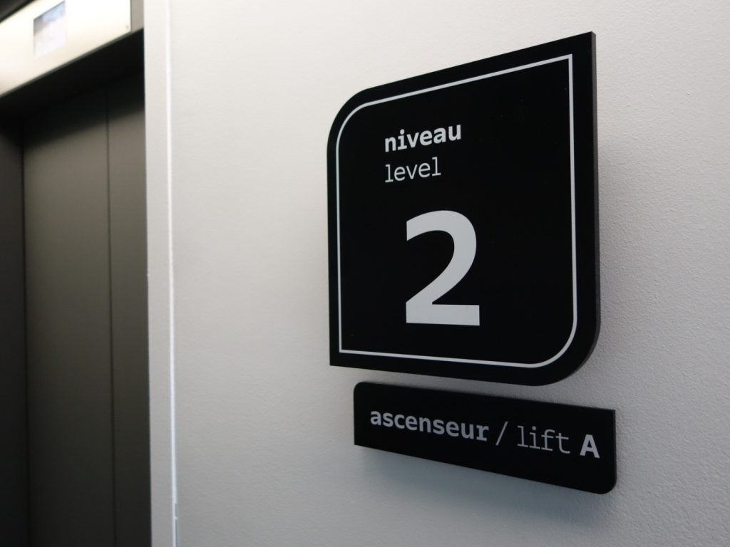 Nouvelle signalétique des sites VIPARIS comprenant intérieurs et extérieurs bâtiments. Programmation, APS, APD et cahier de développement de design des objets et graphismes suite à la charte remise par l'agence Minsk. Mise au point de nouveaux systèmes signalétiques pour certains sites. Création graphique des plans d'orientation. Projet réalisé par Claude Lecante, designer et signaléticien. #wayfind #signage #wayfinding @wayfinding @signage #claudelecante @viparis #viparis #palaisdescongrès