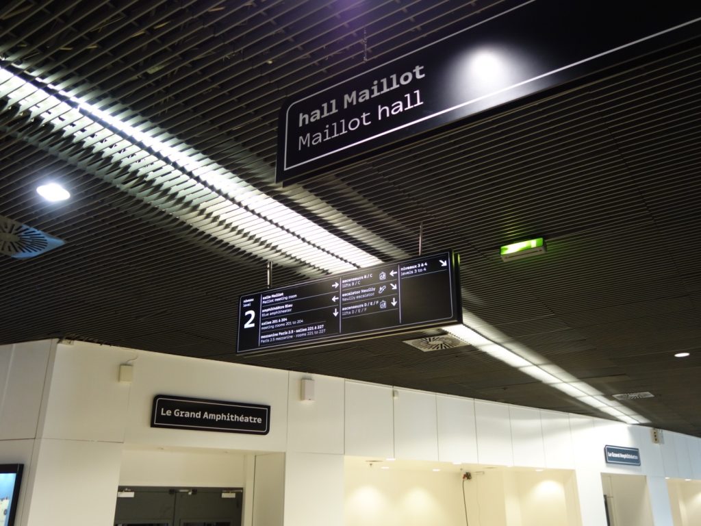 Nouvelle signalétique des sites VIPARIS comprenant intérieurs et extérieurs bâtiments. Programmation, APS, APD et cahier de développement de design des objets et graphismes suite à la charte remise par l'agence Minsk. Mise au point de nouveaux systèmes signalétiques pour certains sites. Création graphique des plans d'orientation. Projet réalisé par Claude Lecante, designer et signaléticien. #wayfind #signage #wayfinding @wayfinding @signage #claudelecante @viparis #viparis #palaisdescongrès