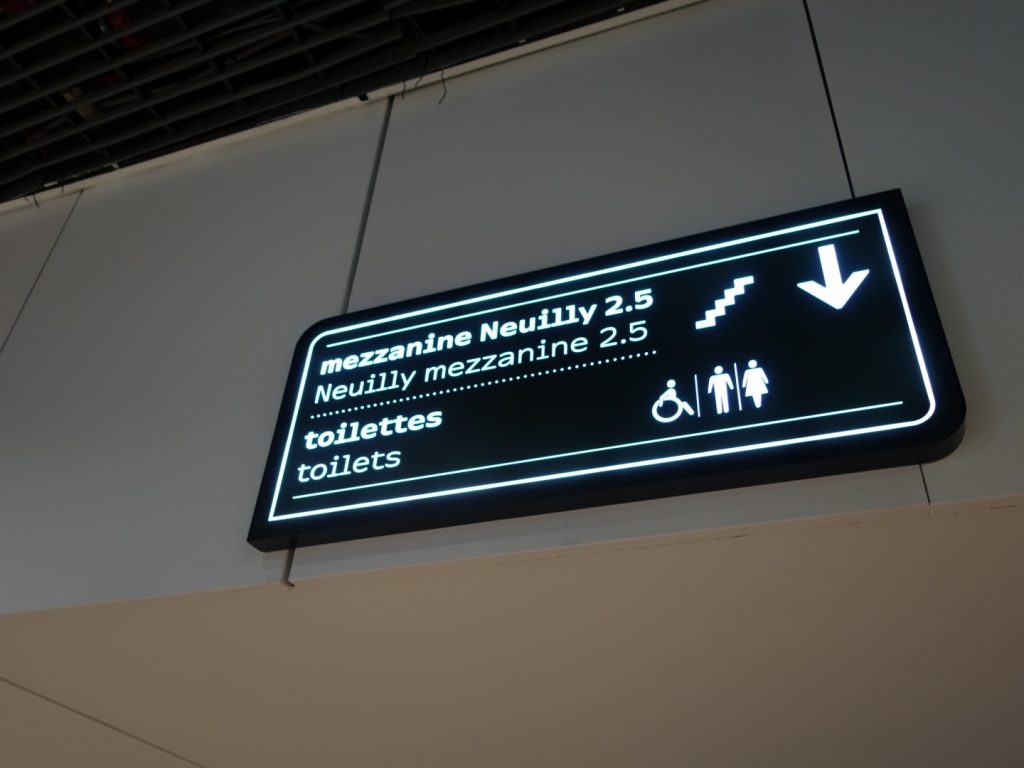 Nouvelle signalétique des sites VIPARIS comprenant intérieurs et extérieurs bâtiments. Programmation, APS, APD et cahier de développement de design des objets et graphismes suite à la charte remise par l'agence Minsk. Mise au point de nouveaux systèmes signalétiques pour certains sites. Création graphique des plans d'orientation. Projet réalisé par Claude Lecante, designer et signaléticien. #wayfind #signage #wayfinding @wayfinding @signage #claudelecante @viparis #viparis #palaisdescongrès