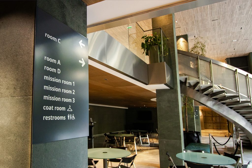 Conception de la signalétique du centre de conférence de la Banque Mondiale à Paris 16. design des objets, conception graphique, implantation, suivi des fabrications et suivi de pose. Projet de signalétique pour la world Bank réalisé par Claude Lecante. #worldbank @worldbank @banquemondiale @claudelecante