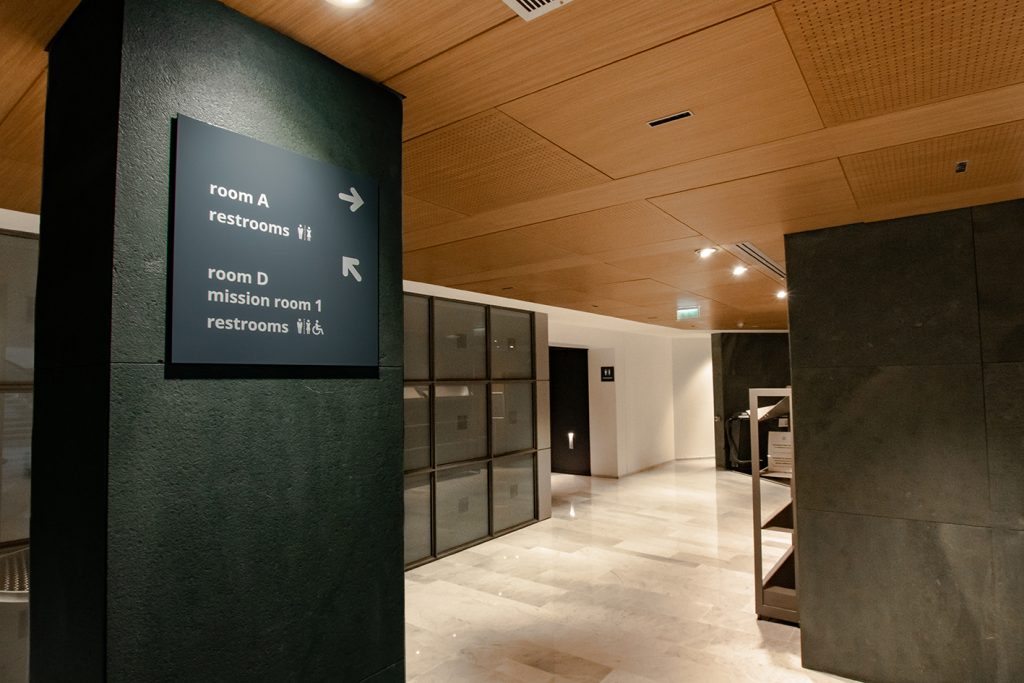 Conception de la signalétique du centre de conférence de la Banque Mondiale à Paris 16. design des objets, conception graphique, implantation, suivi des fabrications et suivi de pose. Projet de signalétique pour la world Bank réalisé par Claude Lecante. #worldbank @worldbank @banquemondiale @claudelecante