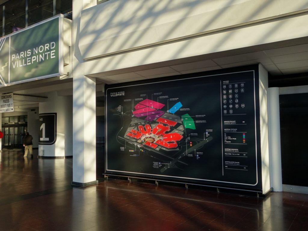 Nouvelle signalétique des sites VIPARIS comprenant intérieurs et extérieurs bâtiments. Programmation, APS, APD et cahier de développement de design des objets et graphismes suite à la charte remise par l'agence Minsk. Mise au point de nouveaux systèmes signalétiques pour certains sites. Création graphique des plans d'orientation. Projet réalisé par Claude Lecante, designer et signaléticien. #wayfind #signage #wayfinding @wayfinding @signage #claudelecante @viparis #viparis #villepinte