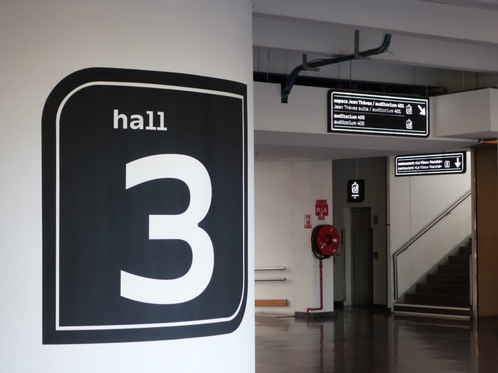 Nouvelle signalétique des sites VIPARIS comprenant intérieurs et extérieurs bâtiments. Programmation, APS, APD et cahier de développement de design des objets et graphismes suite à la charte remise par l'agence Minsk. Mise au point de nouveaux systèmes signalétiques pour certains sites. Création graphique des plans d'orientation. Projet réalisé par Claude Lecante, designer et signaléticien. #wayfind #signage #wayfinding @wayfinding @signage #claudelecante @viparis #viparis #villepinte