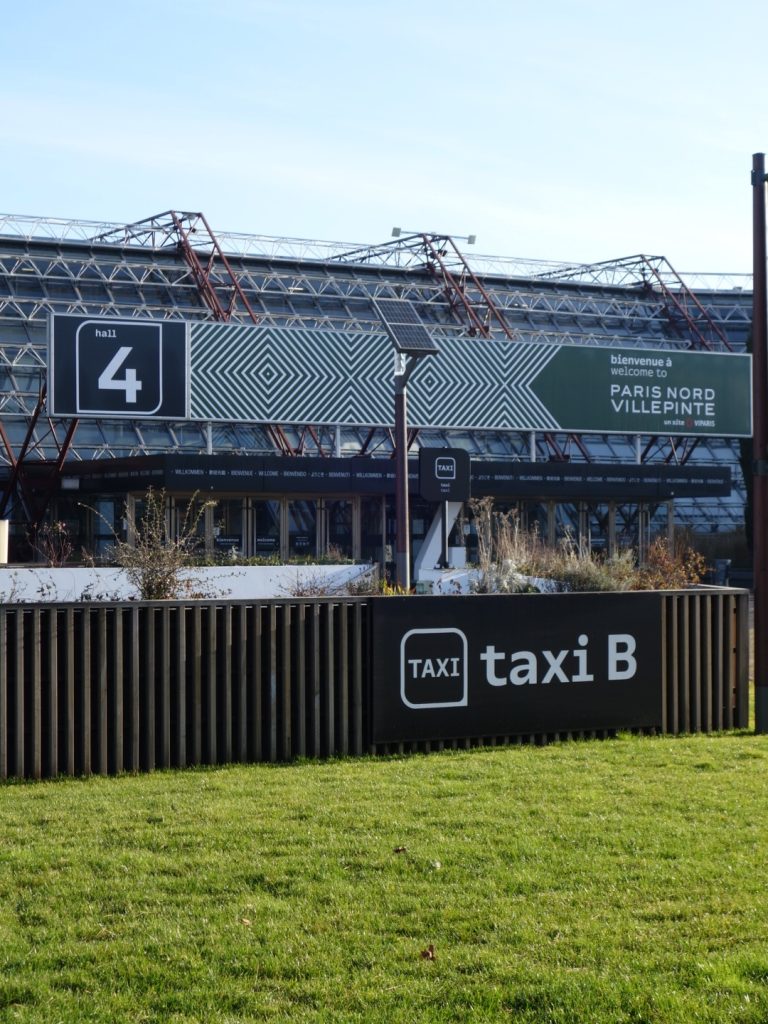 Nouvelle signalétique des sites VIPARIS comprenant intérieurs et extérieurs bâtiments. Programmation, APS, APD et cahier de développement de design des objets et graphismes suite à la charte remise par l'agence Minsk. Mise au point de nouveaux systèmes signalétiques pour certains sites. Création graphique des plans d'orientation. Projet réalisé par Claude Lecante, designer et signaléticien. #wayfind #signage #wayfinding @wayfinding @signage #claudelecante @viparis #viparis #villepinte