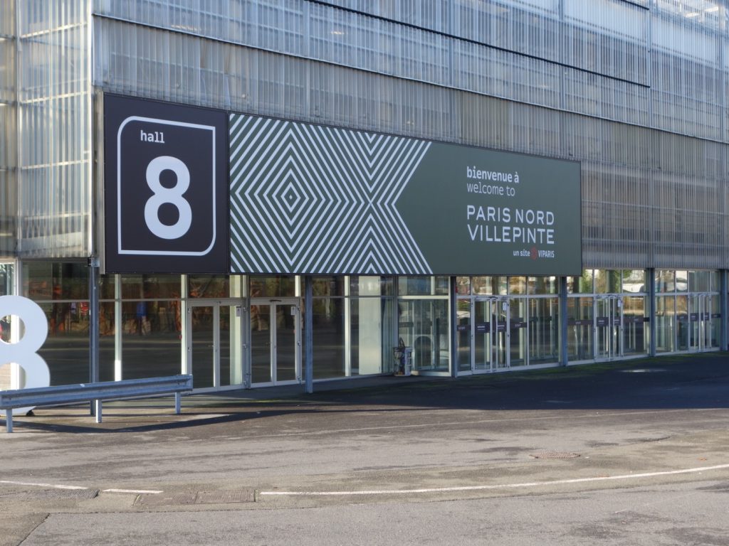 Nouvelle signalétique des sites VIPARIS comprenant intérieurs et extérieurs bâtiments. Programmation, APS, APD et cahier de développement de design des objets et graphismes suite à la charte remise par l'agence Minsk. Mise au point de nouveaux systèmes signalétiques pour certains sites. Création graphique des plans d'orientation. Projet réalisé par Claude Lecante, designer et signaléticien. #wayfind #signage #wayfinding @wayfinding @signage #claudelecante @viparis #viparis #villepinte