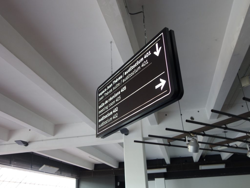 Nouvelle signalétique des sites VIPARIS comprenant intérieurs et extérieurs bâtiments. Programmation, APS, APD et cahier de développement de design des objets et graphismes suite à la charte remise par l'agence Minsk. Mise au point de nouveaux systèmes signalétiques pour certains sites. Création graphique des plans d'orientation. Projet réalisé par Claude Lecante, designer et signaléticien. #wayfind #signage #wayfinding @wayfinding @signage #claudelecante @viparis #viparis #villepinte