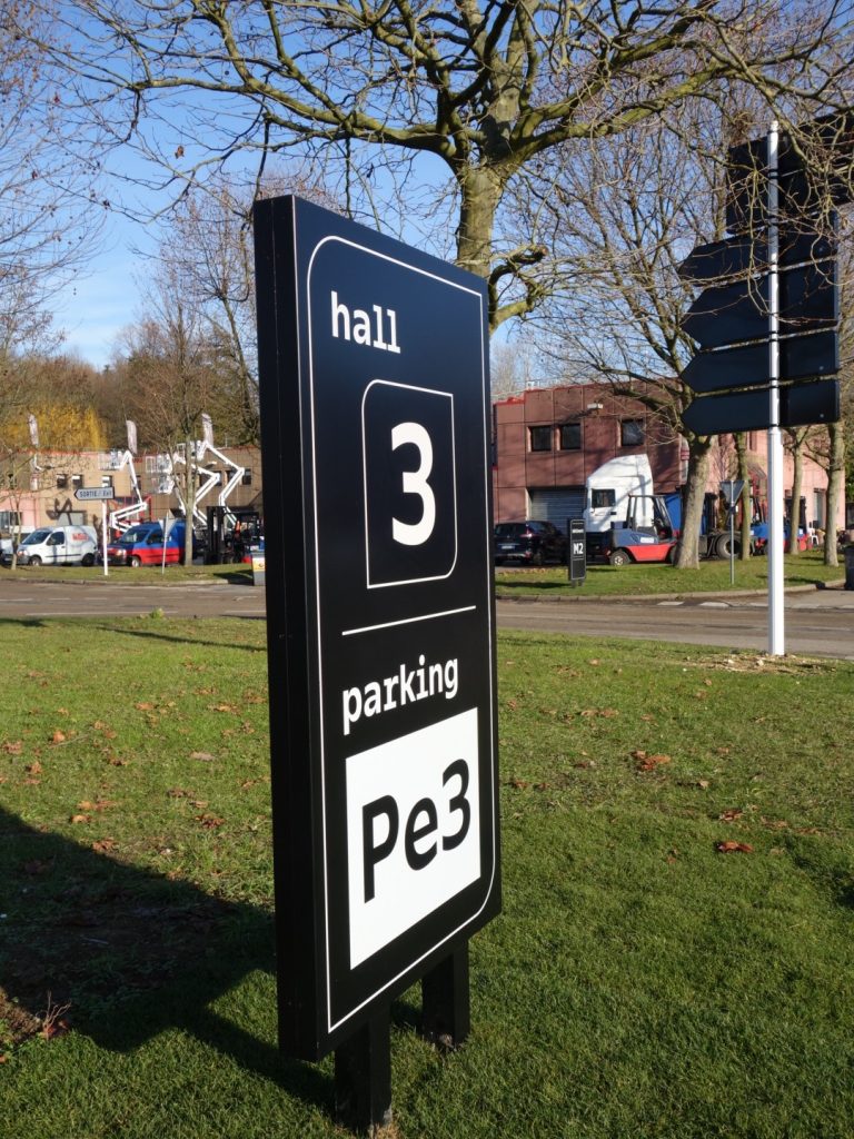 Nouvelle signalétique des sites VIPARIS comprenant intérieurs et extérieurs bâtiments. Programmation, APS, APD et cahier de développement de design des objets et graphismes suite à la charte remise par l'agence Minsk. Mise au point de nouveaux systèmes signalétiques pour certains sites. Création graphique des plans d'orientation. Projet réalisé par Claude Lecante, designer et signaléticien. #wayfind #signage #wayfinding @wayfinding @signage #claudelecante @viparis #viparis #villepinte