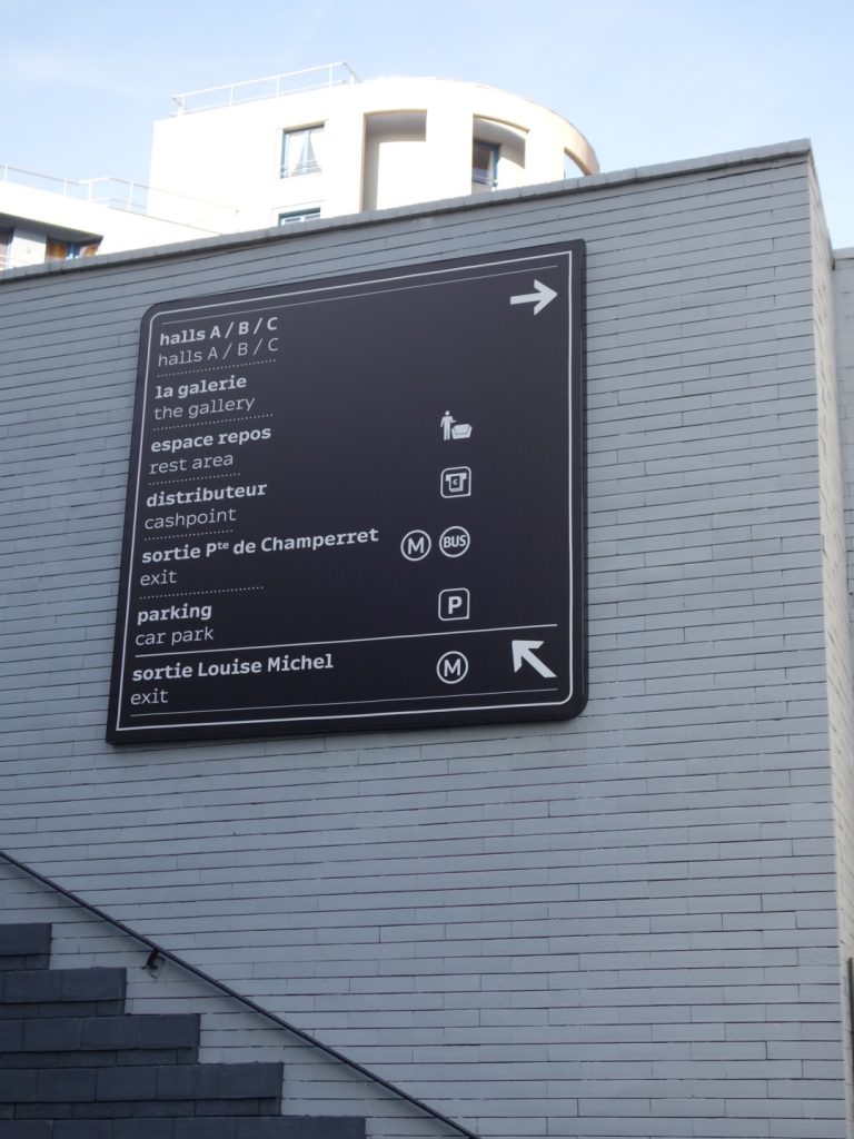 Nouvelle signalétique des sites VIPARIS comprenant intérieurs et extérieurs bâtiments. Programmation, APS, APD et cahier de développement de design des objets et graphismes suite à la charte remise par l'agence Minsk. Mise au point de nouveaux systèmes signalétiques pour certains sites. Création graphique des plans d'orientation. Projet réalisé par Claude Lecante, designer et signaléticien. #wayfind #signage #wayfinding @wayfinding @signage #claudelecante @viparis #viparis #champerret_viparis