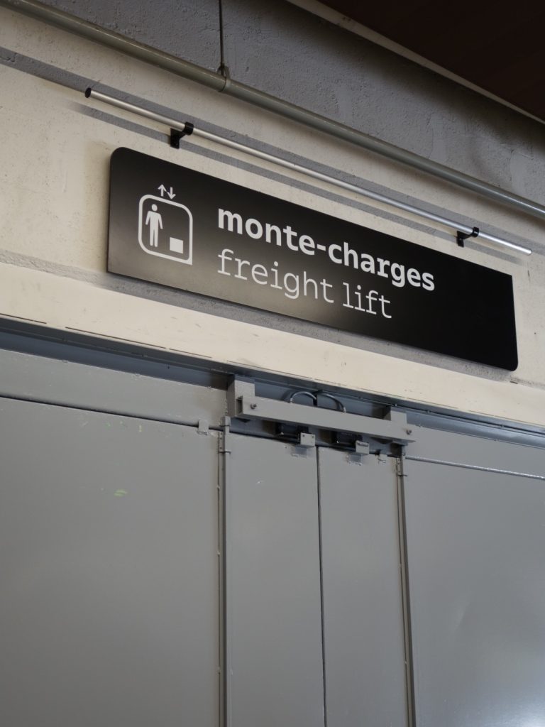 Nouvelle signalétique des sites VIPARIS comprenant intérieurs et extérieurs bâtiments. Programmation, APS, APD et cahier de développement de design des objets et graphismes suite à la charte remise par l'agence Minsk. Mise au point de nouveaux systèmes signalétiques pour certains sites. Création graphique des plans d'orientation. Projet réalisé par Claude Lecante, designer et signaléticien. #wayfind #signage #wayfinding @wayfinding @signage #claudelecante @viparis #viparis #champerret_viparis