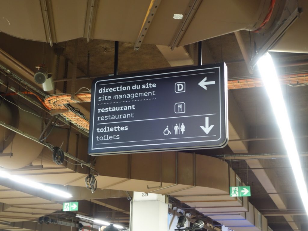 Nouvelle signalétique des sites VIPARIS comprenant intérieurs et extérieurs bâtiments. Programmation, APS, APD et cahier de développement de design des objets et graphismes suite à la charte remise par l'agence Minsk. Mise au point de nouveaux systèmes signalétiques pour certains sites. Création graphique des plans d'orientation. Projet réalisé par Claude Lecante, designer et signaléticien. #wayfind #signage #wayfinding @wayfinding @signage #claudelecante @viparis #viparis #champerret_viparis