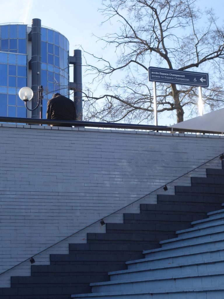 Nouvelle signalétique des sites VIPARIS comprenant intérieurs et extérieurs bâtiments. Programmation, APS, APD et cahier de développement de design des objets et graphismes suite à la charte remise par l'agence Minsk. Mise au point de nouveaux systèmes signalétiques pour certains sites. Création graphique des plans d'orientation. Projet réalisé par Claude Lecante, designer et signaléticien. #wayfind #signage #wayfinding @wayfinding @signage #claudelecante @viparis #viparis #champerret_viparis