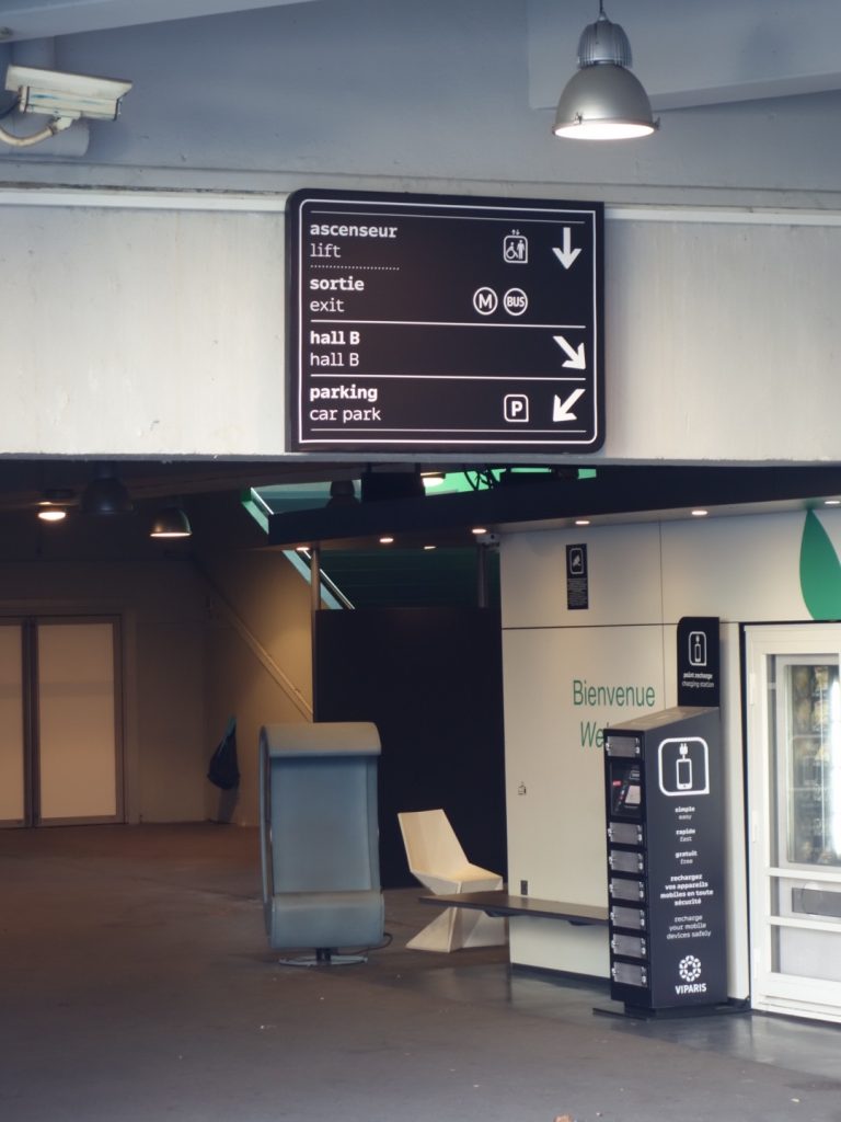 Nouvelle signalétique des sites VIPARIS comprenant intérieurs et extérieurs bâtiments. Programmation, APS, APD et cahier de développement de design des objets et graphismes suite à la charte remise par l'agence Minsk. Mise au point de nouveaux systèmes signalétiques pour certains sites. Création graphique des plans d'orientation. Projet réalisé par Claude Lecante, designer et signaléticien. #wayfind #signage #wayfinding @wayfinding @signage #claudelecante @viparis #viparis #champerret_viparis