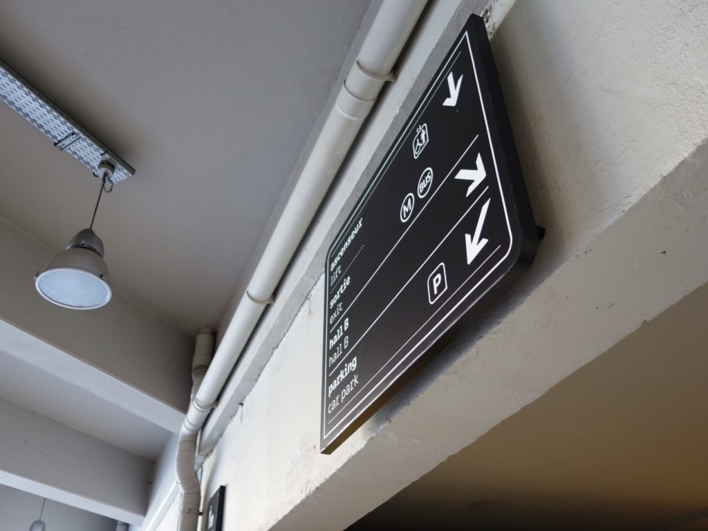 Nouvelle signalétique des sites VIPARIS comprenant intérieurs et extérieurs bâtiments. Programmation, APS, APD et cahier de développement de design des objets et graphismes suite à la charte remise par l'agence Minsk. Mise au point de nouveaux systèmes signalétiques pour certains sites. Création graphique des plans d'orientation. Projet réalisé par Claude Lecante, designer et signaléticien. #wayfind #signage #wayfinding @wayfinding @signage #claudelecante @viparis #viparis #champerret_viparis