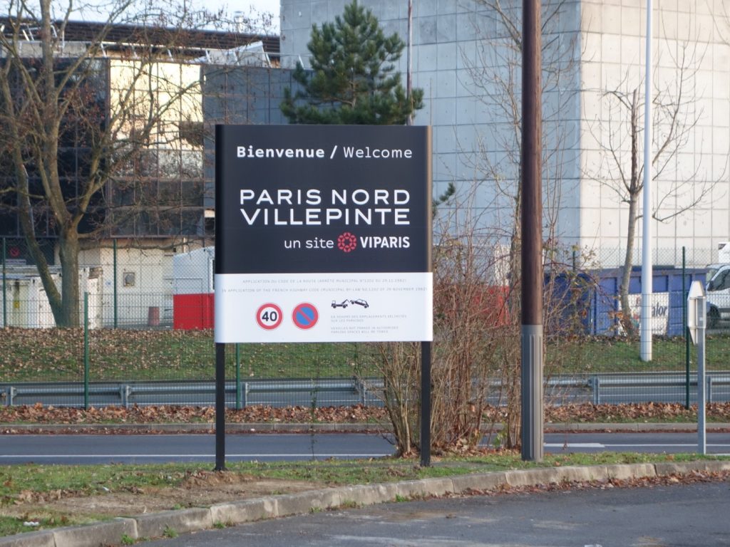 Nouvelle signalétique des sites VIPARIS comprenant intérieurs et extérieurs bâtiments. Programmation, APS, APD et cahier de développement de design des objets et graphismes suite à la charte remise par l'agence Minsk. Mise au point de nouveaux systèmes signalétiques pour certains sites. Création graphique des plans d'orientation. Projet réalisé par Claude Lecante, designer et signaléticien. #wayfind #signage #wayfinding @wayfinding @signage #claudelecante @viparis #viparis #villepinte