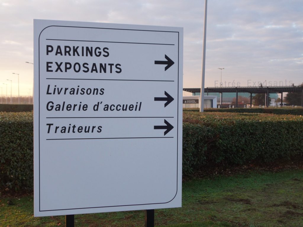 Nouvelle signalétique des sites VIPARIS comprenant intérieurs et extérieurs bâtiments. Programmation, APS, APD et cahier de développement de design des objets et graphismes suite à la charte remise par l'agence Minsk. Mise au point de nouveaux systèmes signalétiques pour certains sites. Création graphique des plans d'orientation. Projet réalisé par Claude Lecante, designer et signaléticien. #wayfind #signage #wayfinding @wayfinding @signage #claudelecante @viparis #viparis #villepinte