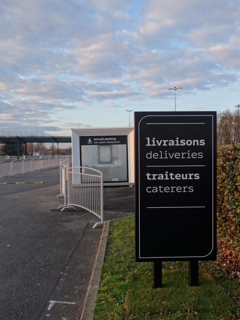Nouvelle signalétique des sites VIPARIS comprenant intérieurs et extérieurs bâtiments. Programmation, APS, APD et cahier de développement de design des objets et graphismes suite à la charte remise par l'agence Minsk. Mise au point de nouveaux systèmes signalétiques pour certains sites. Création graphique des plans d'orientation. Projet réalisé par Claude Lecante, designer et signaléticien. #wayfind #signage #wayfinding @wayfinding @signage #claudelecante @viparis #viparis #villepinte
