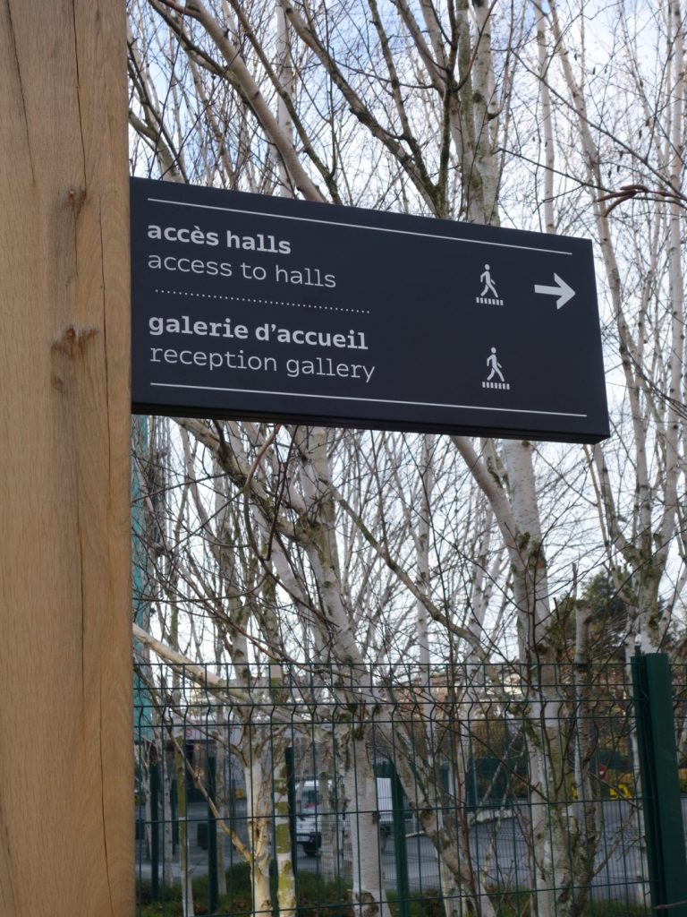 Nouvelle signalétique des sites VIPARIS comprenant intérieurs et extérieurs bâtiments. Programmation, APS, APD et cahier de développement de design des objets et graphismes suite à la charte remise par l'agence Minsk. Mise au point de nouveaux systèmes signalétiques pour certains sites. Création graphique des plans d'orientation. Projet réalisé par Claude Lecante, designer et signaléticien. #wayfind #signage #wayfinding @wayfinding @signage #claudelecante @viparis #viparis #villepinte