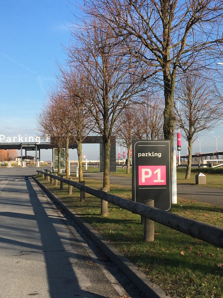 Nouvelle signalétique des sites VIPARIS comprenant intérieurs et extérieurs bâtiments. Programmation, APS, APD et cahier de développement de design des objets et graphismes suite à la charte remise par l'agence Minsk. Mise au point de nouveaux systèmes signalétiques pour certains sites. Création graphique des plans d'orientation. Projet réalisé par Claude Lecante, designer et signaléticien. #wayfind #signage #wayfinding @wayfinding @signage #claudelecante @viparis #viparis #villepinte