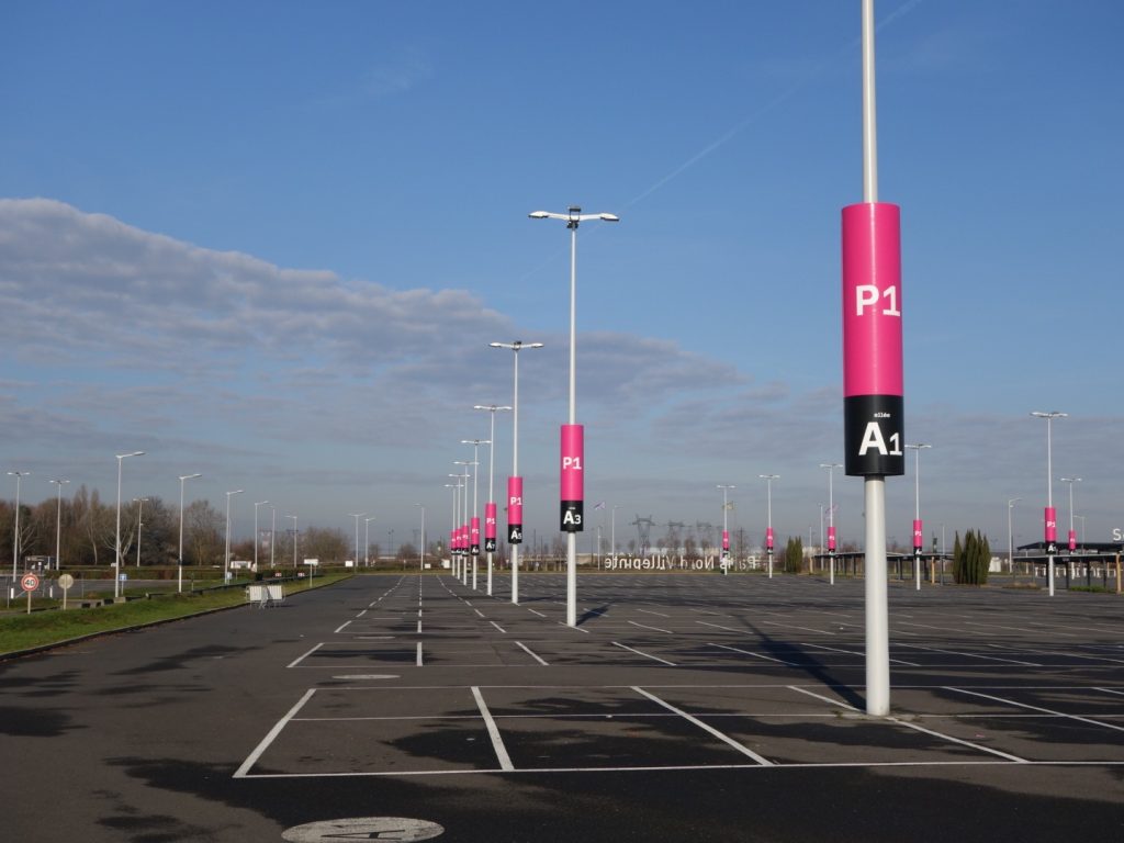 Nouvelle signalétique des sites VIPARIS comprenant intérieurs et extérieurs bâtiments. Programmation, APS, APD et cahier de développement de design des objets et graphismes suite à la charte remise par l'agence Minsk. Mise au point de nouveaux systèmes signalétiques pour certains sites. Création graphique des plans d'orientation. Projet réalisé par Claude Lecante, designer et signaléticien. #wayfind #signage #wayfinding @wayfinding @signage #claudelecante @viparis #viparis #villepinte