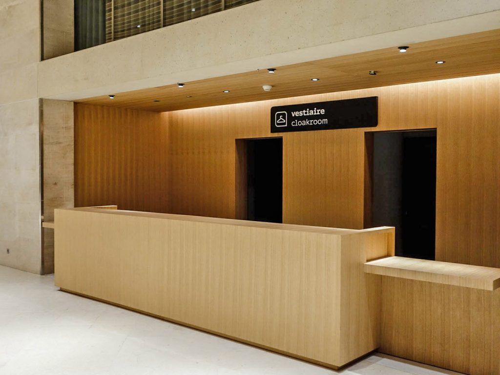 Nouvelle signalétique des sites VIPARIS comprenant intérieurs et extérieurs bâtiments. Programmation, APS, APD et cahier de développement de design des objets et graphismes suite à la charte remise par l'agence Minsk. Mise au point de nouveaux systèmes signalétiques pour certains sites. Création graphique des plans d'orientation. Projet réalisé par Claude Lecante, designer et signaléticien. #wayfind #signage #wayfinding @wayfinding @signage #claudelecante @viparis #viparis #carrouseldulouvre