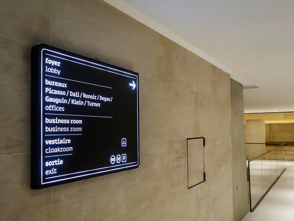 Nouvelle signalétique des sites VIPARIS comprenant intérieurs et extérieurs bâtiments. Programmation, APS, APD et cahier de développement de design des objets et graphismes suite à la charte remise par l'agence Minsk. Mise au point de nouveaux systèmes signalétiques pour certains sites. Création graphique des plans d'orientation. Projet réalisé par Claude Lecante, designer et signaléticien. #wayfind #signage #wayfinding @wayfinding @signage #claudelecante @viparis #viparis #carrouseldulouvre