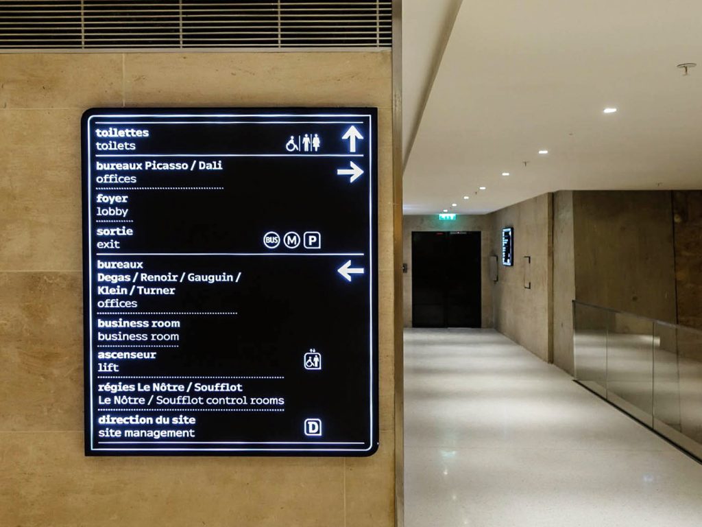 Nouvelle signalétique des sites VIPARIS comprenant intérieurs et extérieurs bâtiments. Programmation, APS, APD et cahier de développement de design des objets et graphismes suite à la charte remise par l'agence Minsk. Mise au point de nouveaux systèmes signalétiques pour certains sites. Création graphique des plans d'orientation. Projet réalisé par Claude Lecante, designer et signaléticien. #wayfind #signage #wayfinding @wayfinding @signage #claudelecante @viparis #viparis #carrouseldulouvre