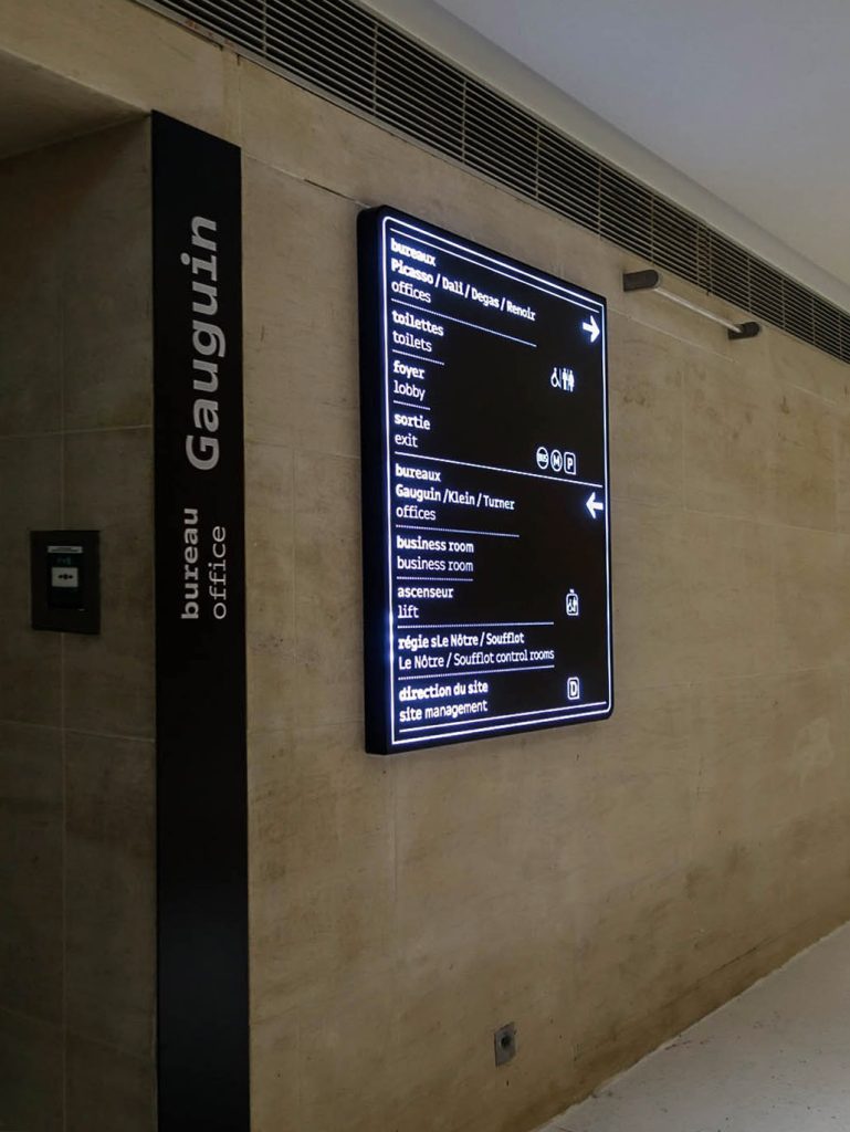 Nouvelle signalétique des sites VIPARIS comprenant intérieurs et extérieurs bâtiments. Programmation, APS, APD et cahier de développement de design des objets et graphismes suite à la charte remise par l'agence Minsk. Mise au point de nouveaux systèmes signalétiques pour certains sites. Création graphique des plans d'orientation. Projet réalisé par Claude Lecante, designer et signaléticien. #wayfind #signage #wayfinding @wayfinding @signage #claudelecante @viparis #viparis #carrouseldulouvre