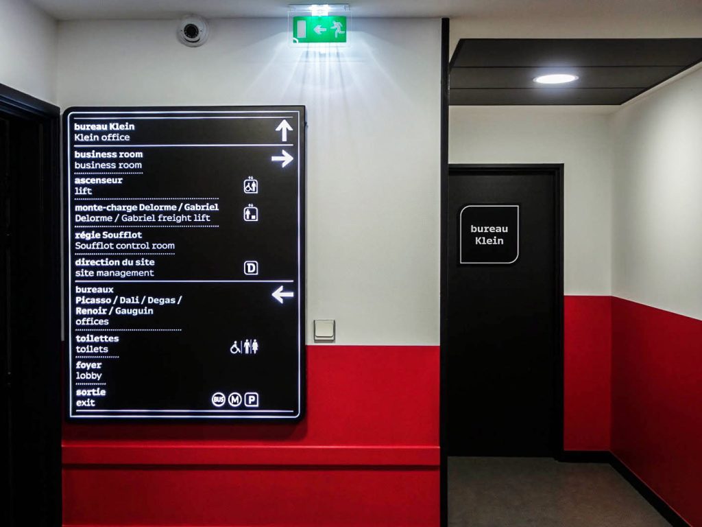 Nouvelle signalétique des sites VIPARIS comprenant intérieurs et extérieurs bâtiments. Programmation, APS, APD et cahier de développement de design des objets et graphismes suite à la charte remise par l'agence Minsk. Mise au point de nouveaux systèmes signalétiques pour certains sites. Création graphique des plans d'orientation. Projet réalisé par Claude Lecante, designer et signaléticien. #wayfind #signage #wayfinding @wayfinding @signage #claudelecante @viparis #viparis #carrouseldulouvre