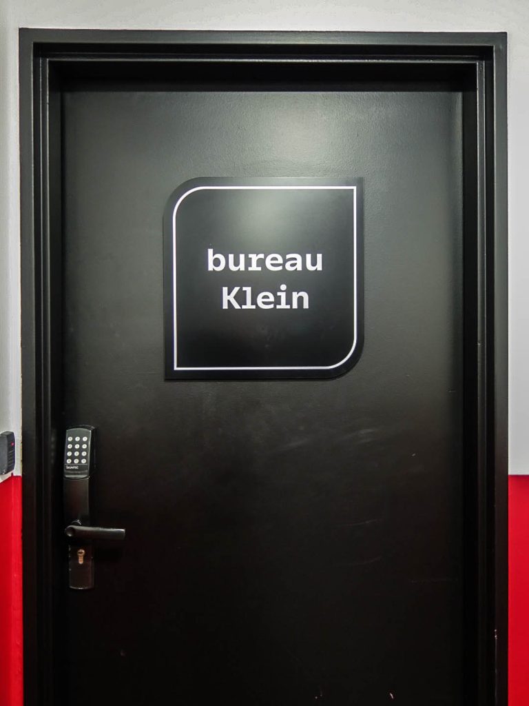 Nouvelle signalétique des sites VIPARIS comprenant intérieurs et extérieurs bâtiments. Programmation, APS, APD et cahier de développement de design des objets et graphismes suite à la charte remise par l'agence Minsk. Mise au point de nouveaux systèmes signalétiques pour certains sites. Création graphique des plans d'orientation. Projet réalisé par Claude Lecante, designer et signaléticien. #wayfind #signage #wayfinding @wayfinding @signage #claudelecante @viparis #viparis #carrouseldulouvre