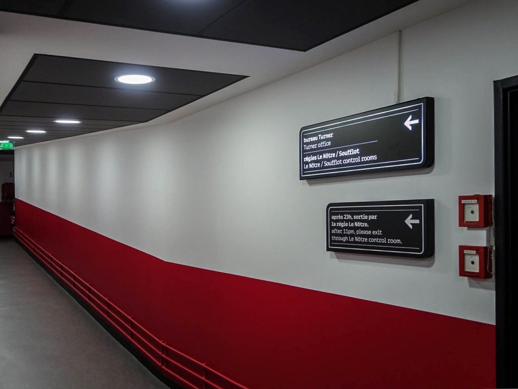 Nouvelle signalétique des sites VIPARIS comprenant intérieurs et extérieurs bâtiments. Programmation, APS, APD et cahier de développement de design des objets et graphismes suite à la charte remise par l'agence Minsk. Mise au point de nouveaux systèmes signalétiques pour certains sites. Création graphique des plans d'orientation. Projet réalisé par Claude Lecante, designer et signaléticien. #wayfind #signage #wayfinding @wayfinding @signage #claudelecante @viparis #viparis #carrouseldulouvre