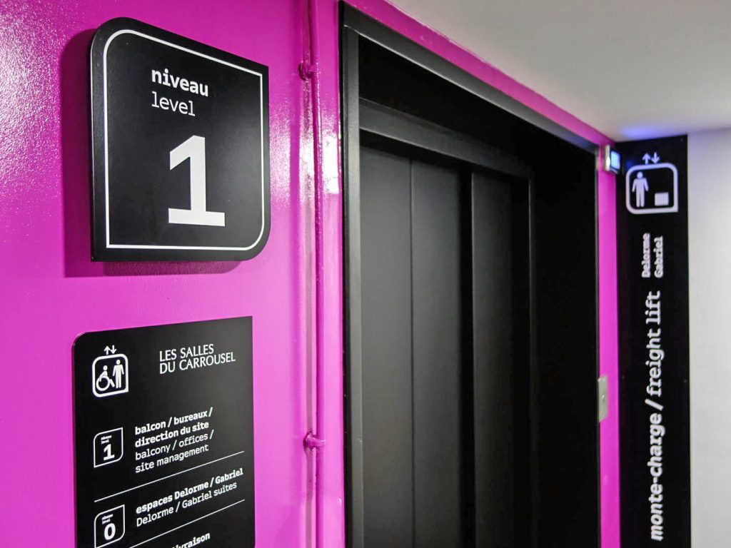 Nouvelle signalétique des sites VIPARIS comprenant intérieurs et extérieurs bâtiments. Programmation, APS, APD et cahier de développement de design des objets et graphismes suite à la charte remise par l'agence Minsk. Mise au point de nouveaux systèmes signalétiques pour certains sites. Création graphique des plans d'orientation. Projet réalisé par Claude Lecante, designer et signaléticien. #wayfind #signage #wayfinding @wayfinding @signage #claudelecante @viparis #viparis #carrouseldulouvre