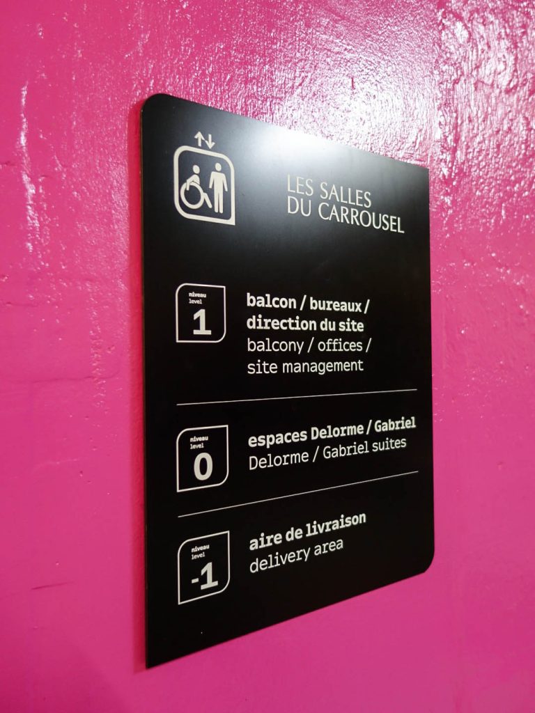 Nouvelle signalétique des sites VIPARIS comprenant intérieurs et extérieurs bâtiments. Programmation, APS, APD et cahier de développement de design des objets et graphismes suite à la charte remise par l'agence Minsk. Mise au point de nouveaux systèmes signalétiques pour certains sites. Création graphique des plans d'orientation. Projet réalisé par Claude Lecante, designer et signaléticien. #wayfind #signage #wayfinding @wayfinding @signage #claudelecante @viparis #viparis #carrouseldulouvre