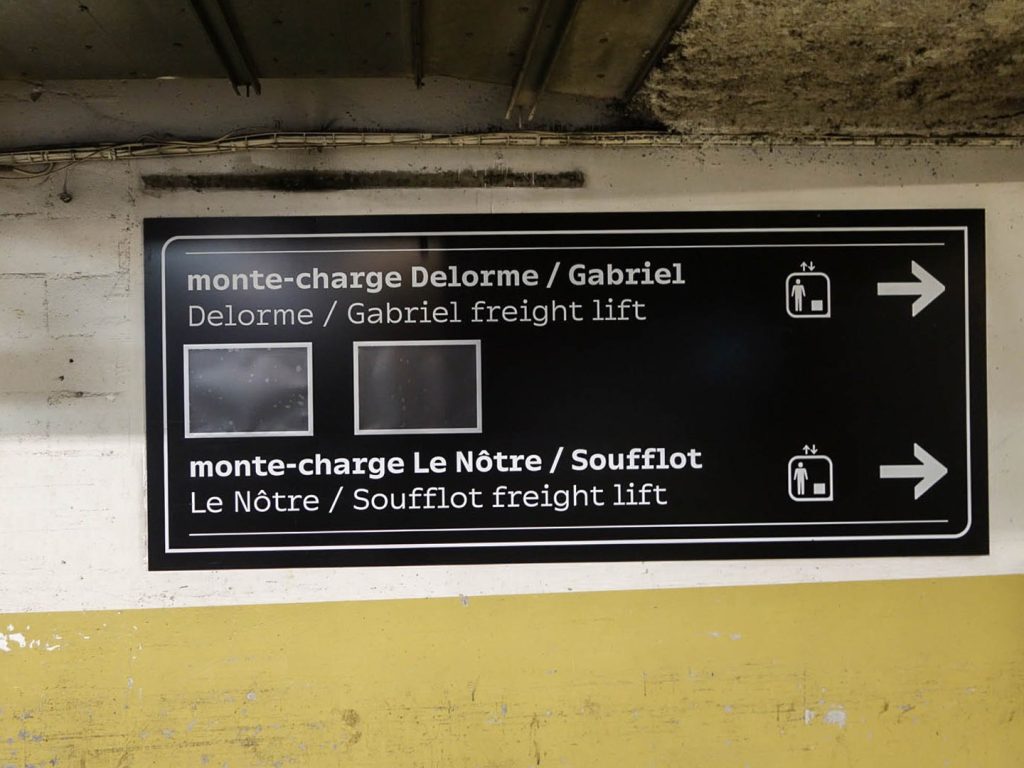 Nouvelle signalétique des sites VIPARIS comprenant intérieurs et extérieurs bâtiments. Programmation, APS, APD et cahier de développement de design des objets et graphismes suite à la charte remise par l'agence Minsk. Mise au point de nouveaux systèmes signalétiques pour certains sites. Création graphique des plans d'orientation. Projet réalisé par Claude Lecante, designer et signaléticien. #wayfind #signage #wayfinding @wayfinding @signage #claudelecante @viparis #viparis #carrouseldulouvre