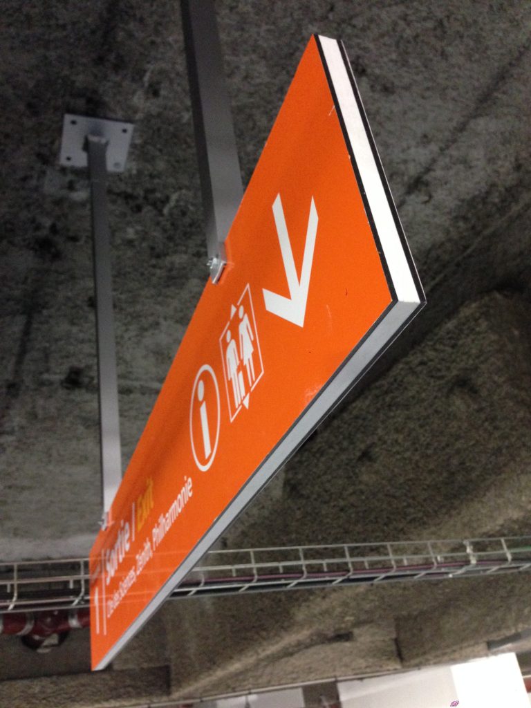 Développement graphisme sur l'idée de marquages "Tampon". Les objets ont été élaborés en créant des matériaux sandwich pour plus les rendre qualitatifs et mieux resitants. Les espaces du parking (accueil, sas, accès...) ont été traités de manières spécifiques créant des perspectives, de contrastes et une meilleur lisibilité des lieux. Cahier de Recherches, APS, APD et mise au point des objets Surface: 10 000m2. Projet pour Yellow and Co. #INDIGO #indigopark #parking_signage @claudelecante #danpallon