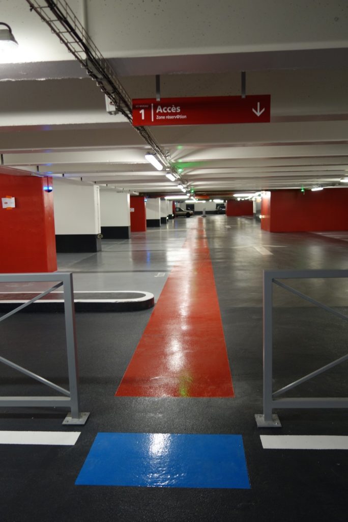 Développement graphisme sur l'idée de marquages "Tampon". Les objets ont été élaborés en créant des matériaux sandwich pour plus les rendre qualitatifs et mieux resitants. Les espaces du parking (accueil, sas, accès...) ont été traités de manières spécifiques créant des perspectives, de contrastes et une meilleur lisibilité des lieux. Cahier de Recherches, APS, APD et mise au point des objets Surface: 10 000m2. Projet pour Yellow and Co. #INDIGO #indigopark #parking_signage @claudelecante #danpallon