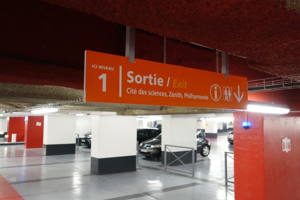 Développement graphisme sur l'idée de marquages "Tampon". 
Les objets ont été élaborés en créant des matériaux sandwich 
pour plus les rendre qualitatifs et mieux resitants.
Les espaces du parking (accueil, sas, accès...) ont été traités 
de manières spécifiques créant des perspectives, de contrastes 
et une meilleur lisibilité des lieux.
Cahier de Recherches, APS, APD et mise au point des objets 
Surface: 10 000m2.

Projet pour Yellow and Co. #INDIGO #indigopark #parking_signage @claudelecante #danpallon