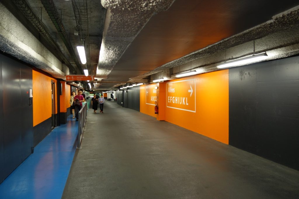 Développement graphisme sur l'idée de marquages "Tampon". Les objets ont été élaborés en créant des matériaux sandwich pour plus les rendre qualitatifs et mieux resitants. Les espaces du parking (accueil, sas, accès...) ont été traités de manières spécifiques créant des perspectives, de contrastes et une meilleur lisibilité des lieux. Cahier de Recherches, APS, APD et mise au point des objets Surface: 10 000m2. Projet pour Yellow and Co. #INDIGO #indigopark #parking_signage @claudelecante #danpallon