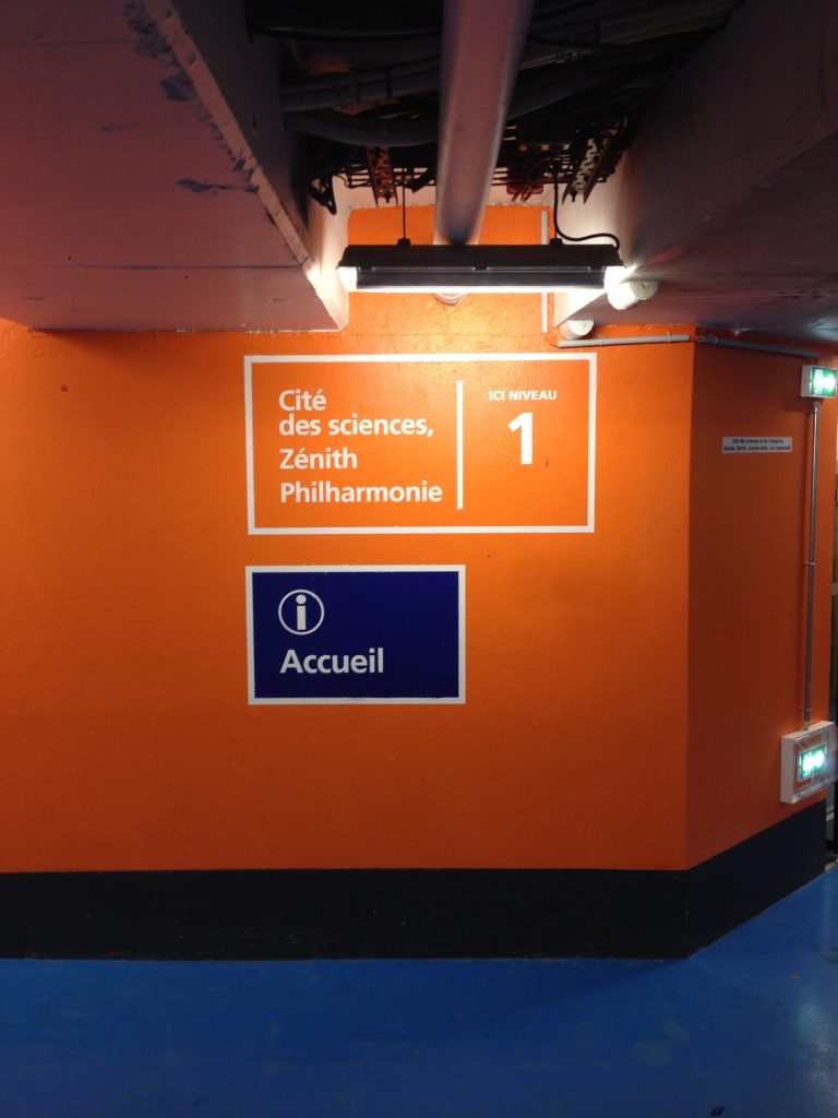 Développement graphisme sur l'idée de marquages "Tampon". Les objets ont été élaborés en créant des matériaux sandwich pour plus les rendre qualitatifs et mieux resitants. Les espaces du parking (accueil, sas, accès...) ont été traités de manières spécifiques créant des perspectives, de contrastes et une meilleur lisibilité des lieux. Cahier de Recherches, APS, APD et mise au point des objets Surface: 10 000m2. Projet pour Yellow and Co. #INDIGO #indigopark #parking_signage @claudelecante #danpallon