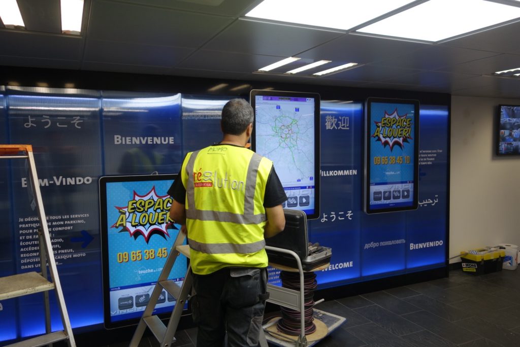 Développement graphisme sur l'idée de marquages "Tampon". Les objets ont été élaborés en créant des matériaux sandwich pour plus les rendre qualitatifs et mieux resitants. Les espaces du parking (accueil, sas, accès...) ont été traités de manières spécifiques créant des perspectives, de contrastes et une meilleur lisibilité des lieux. Cahier de Recherches, APS, APD et mise au point des objets Surface: 10 000m2. Projet pour Yellow and Co. #INDIGO #indigopark #parking_signage @claudelecante #danpallon